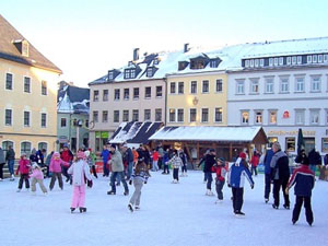 Eisbahn Erzgebirge auf dem Annaberger Markt Eisbahn Erzgebirge auf dem Annaberger Markt