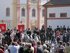 Osterreiten und Saatreiterprozession im Kloster St. Marienthal Osterreiten und Saatreiterprozession im Kloster St. Marienthal